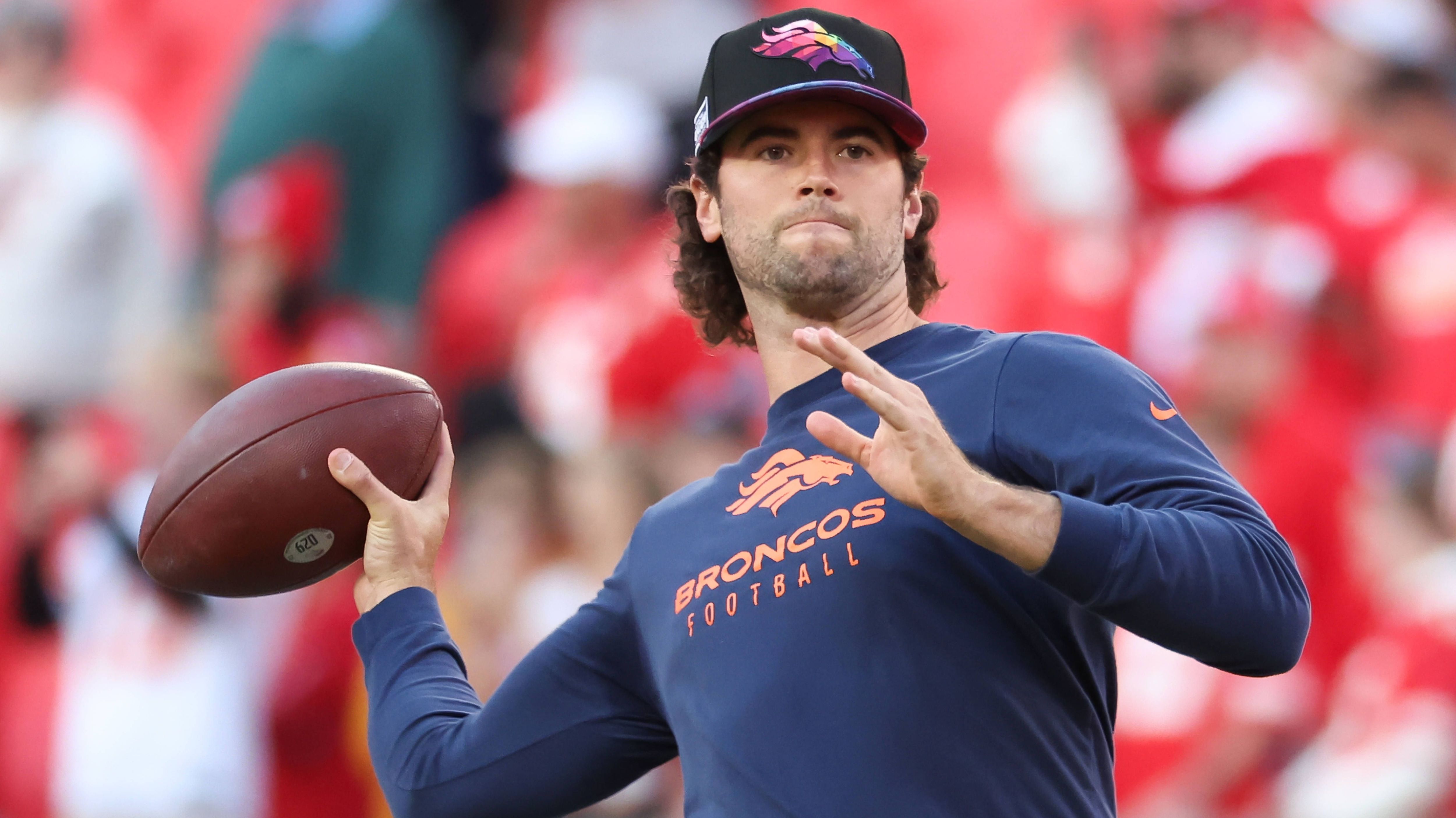 <strong>Jarrett Stidham (-)</strong><br>Für Wilson darf Stidham in den letzten beiden Saison-Spielen ran. Bislang hat Stidham erst zwei Partien in der NFL gestartet - und das für die Las Vegas Raiders in 2022. Kurioserweise gingen beide Spiele Unentschieden aus. Zuvor war der 27-Jährige bei den New England Patriots. Nun die Chance, sich bei den Broncos zu beweisen, wo er erst ein einziges Mal auf dem Feld stand.