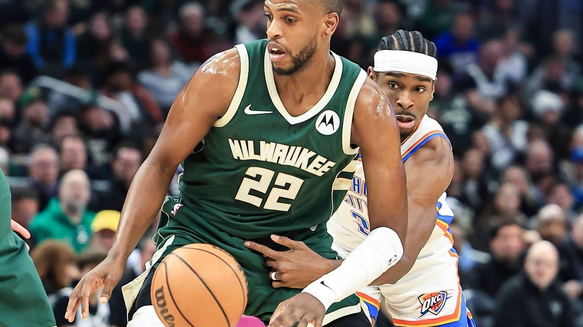 (240325) -- MILWAUKEE, March 25, 2024 -- Oklahoma City Thunder s Shai Gilgeous-Alexander (R) vies with Milwaukee Bucks Khris Middleton during NBA, Basketball Herren, USA regular season game between...