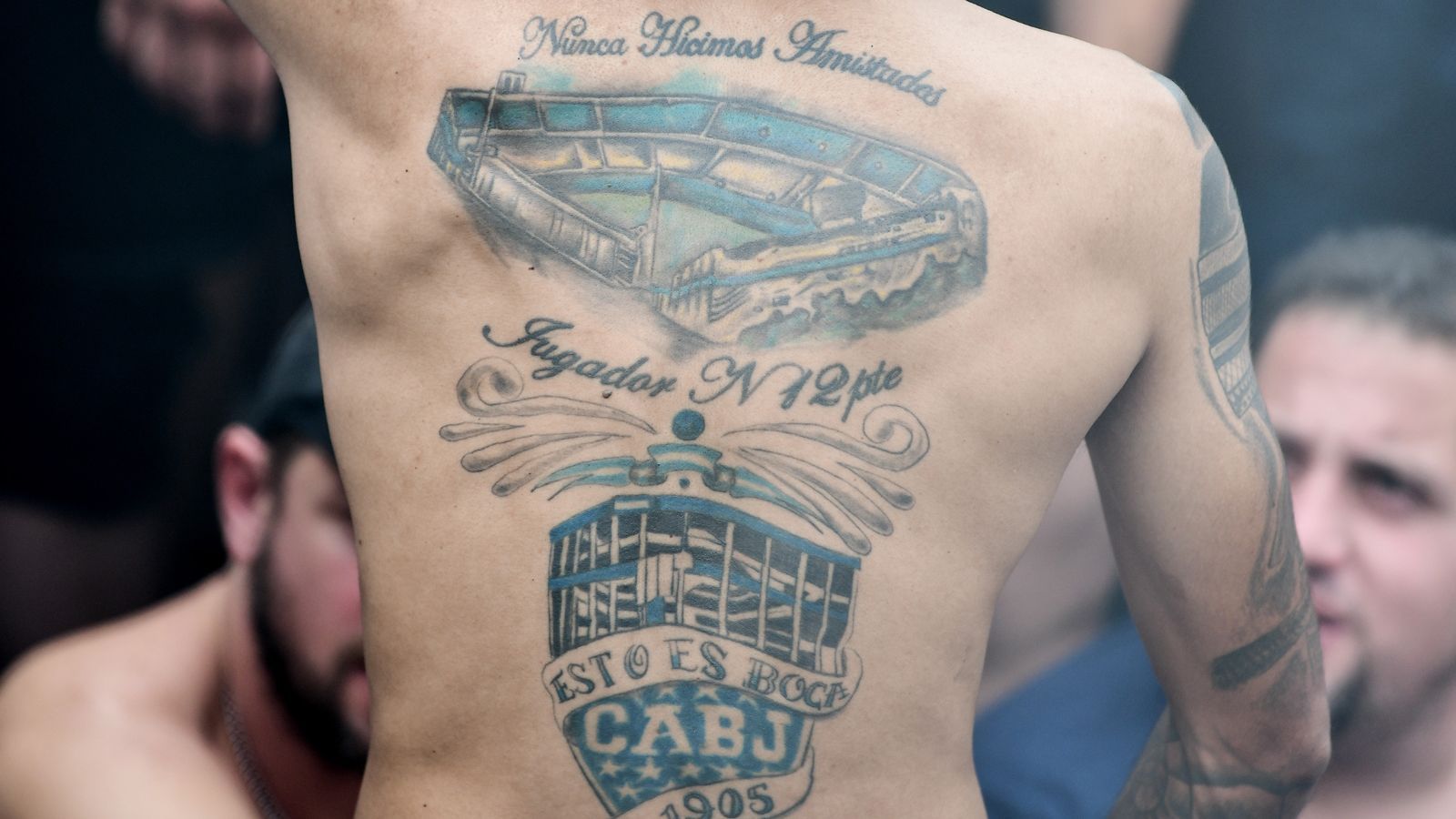 
                <strong>Platz 8: Boca Juniors</strong><br>
                Wir machen einen großen Sprung: 790 Fans der Boca Juniors haben sich ein Tattoo ihres Lieblingsklubs stechen lassen.
              