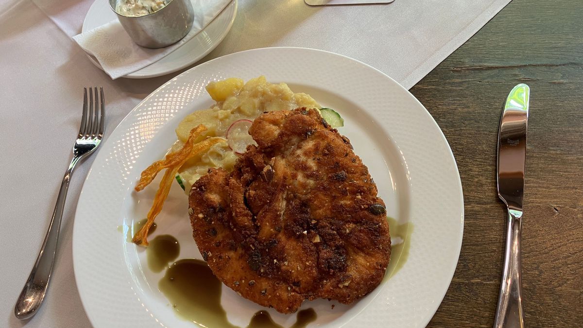 Wiener Backhendl mit Kartoffel-Gurkensalat und Remouladensauce