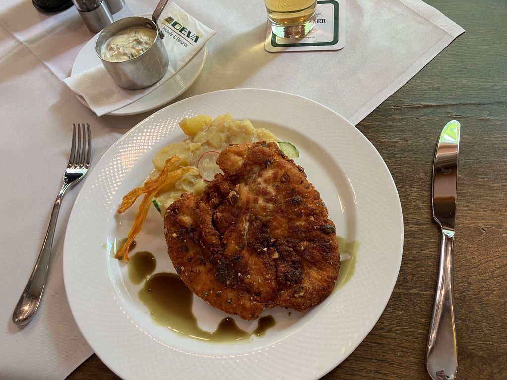 Wiener Backhendl mit Kartoffel-Gurkensalat und Remouladensauce