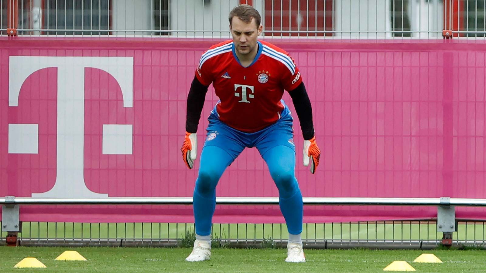 
                <strong>Manuel Neuer (FC Bayern München)</strong><br>
                Bis zu seinem schweren Ski-Unfall im Dezember 2022 gehörte Manuel Neuer immer noch zu den besten Torhütern der Welt. Mit inzwischen 37 Jahren arbeitet er aktuell an seiner Rückkehr ins Tor des FC Bayern und der deutschen Nationalmannschaft. Er ist noch mit einem Vertrag bis 2024 ausgestattet und dürfte als Kapitän des Rekordmeisters auch in der kommenden Saison wieder für die Münchner auflaufen.
              