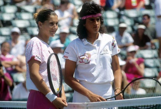 
                <strong>Martina Seles gegen Gabriela Sabatini (1990)</strong><br>
                Das erste Fünfsatz-Match beim WTA-Masters geht 1990 in New York über die Bühne. In einem erbitterten Duell feiert Monica Seles (l.) einen 6:4, 5:7, 3:6, 6:4, 6:2-Sieg gegen Gabriela Sabatini.
              