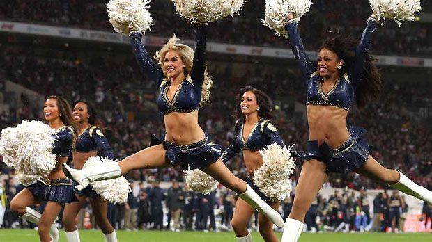 
                <strong>Heiße Einblicke - die Cheerleader der NFL</strong><br>
                Schön anzusehen: Die Cheerleaders der St. Louis Rams bei ihrer Arbeit
              