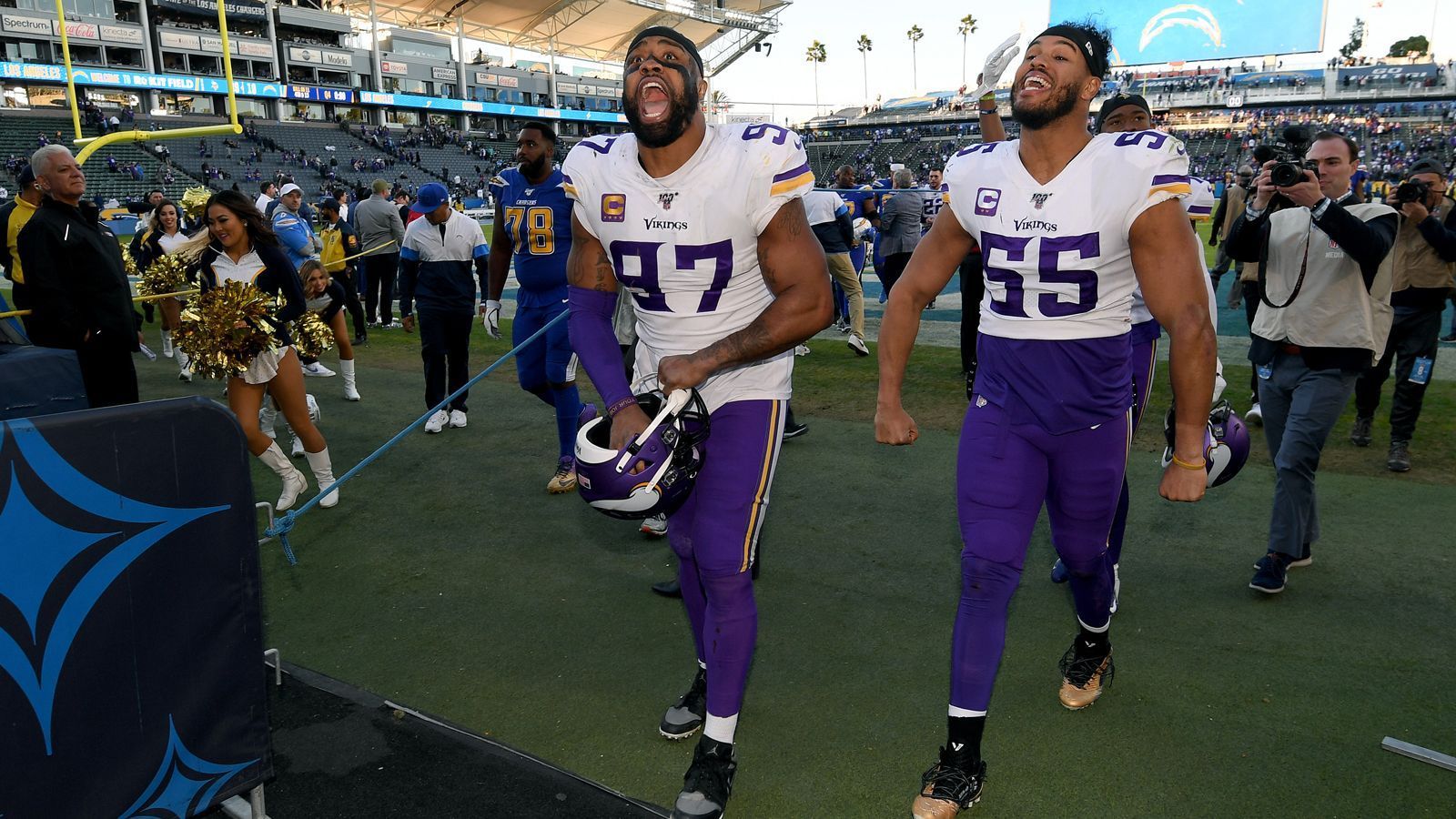 
                <strong>Gewinner: Minnesota Vikings Defensive</strong><br>
                ...denn auch die Vikings konnten in Woche 15 defensiv überzeugen. Vier Fumble-Recoveries, drei Sacks und drei Interceptions gelangen Minnesota gegen die Los Angeles Chargers. Besonders Defensive End Danielle Hunter spielte stark. Der Youngster steuerte einen Sack und zwei Forced-Fumbles bei.
              
