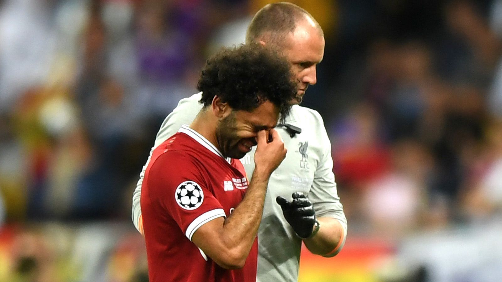
                <strong>Salah verlässt unter Tränen den Platz</strong><br>
                Es ist der Anfang des Liverpooler Dramas. Mo Salah muss nach der Attacke von Sergio Ramos vom Feld. Der Ägypter, Dreh- und Angelpunkt im Spiel der Reds, fehlt im Anschluss an allen Ecken und Enden.
              