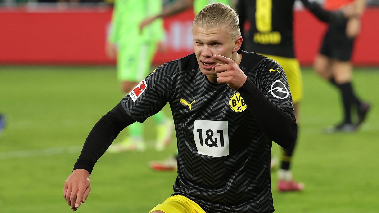 
                <strong>Haaland als Rekordmann: 50 Tore in 50 Bundesliga-Spielen</strong><br>
                Rechtzeitig vor dem deutschen Clasico im Dortmunder Signal Iduna Park wurde Dortmunds Erling Haaland nicht nur wieder fit, sondern der Norweger stellte in der Bundesliga auch einen Rekord auf. Als Joker kam er beim 3:1-Sieg des BVB am 13. Spieltag in Wolfsburg zu seinem 50. Bundesliga-Spiel. Bei seinem Comeback nach längerer Verletzungspause traf der 21-Jährige dann auch gleich. Für Haaland war es das 50. Tor in der Liga. Noch nie zuvor erzielte ein Spieler in seinen ersten 50. Bundesliga-Einsätzen so viele Treffer - nicht einmal Robert Lewandowski. Der Pole brachte es in seinen ersten 50. Bundesliga-Spielen "nur" auf 20 Tore. Die Karrieren der beiden Topstürmer in Deutschlands Fußball-Oberhaus begannen recht unterschiedlich.
              