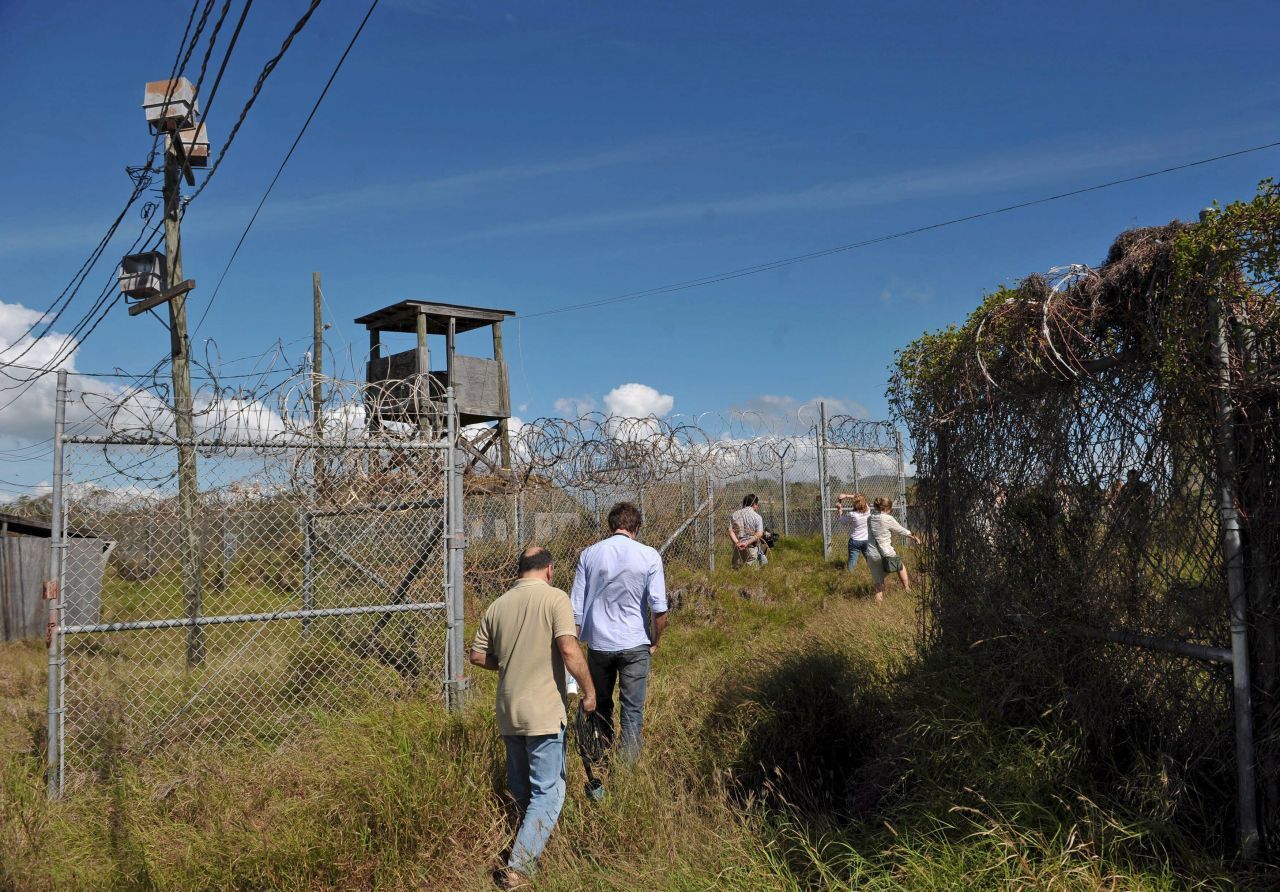 Journalistinnen und Journalisten betreten das inzwischen geschlossene Camp X-Ray in Guantanamo, in dem rund 300 Gefangene untergebracht waren.