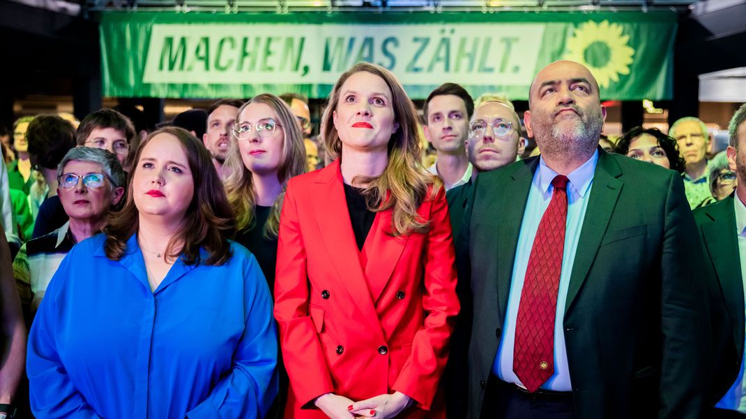 Ricarda Lang (l-r), Bundesvorsitzende von Bündnis 90/Die Grünen, Terry Reintke, Spitzenkandidatin der Grünen für die Europawahl 2024, und Omid Nouripour, Bundesvorsitzender von Bündnis 90/Die Grünen, reagieren auf die ersten Hochrechnungen.