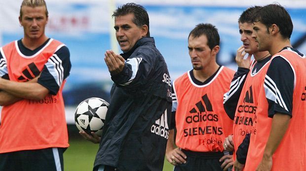 
                <strong>Carlos Queiroz</strong><br>
                Carlos Queiroz: Auf del Bosque folgte der einstige ManU-Co-Trainer Queiroz. Der Portugiese hatte aber nur ein Jahr das Sagen in der spanischen Hauptstadt und erwies sich als noch nicht reif genug für das damalige Star-Ensemble um David Beckham, Zinedine Zidane und Co. Heute trainiert er die Nationalmannschaft des Iran.
              