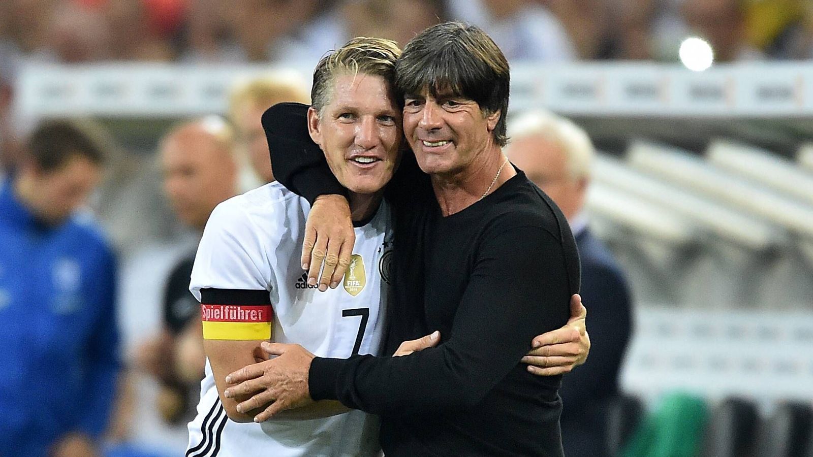 
                <strong>Löws Mittelfeldchef</strong><br>
                Von 2004 bis 2016 begleitet Joachim Löw erst als Co-Trainer von Jürgen Klinsmann und dann als Bundestrainer die Karriere von Bastian Schweinsteiger.
              