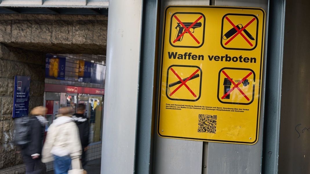 24. Mai 2025, Hamburg: Ein Hinweisschild mit der Aufschrift "Waffen verboten" ist an einem Eingang des Hamburger Hauptbahnhofs zu sehen.