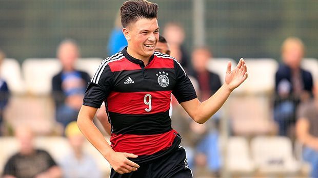 
                <strong>Renat Dadachov (Deutschland)</strong><br>
                Renat Dadachov (Deutschland): Er ist der Überflieger im deutschen U17-Team: Renat Dadachov spielt in der U19 von RB Leipzig und erzielt dort bereits neun Saisontore. Doch für die U17-Nationalmannschaft dreht der 16-Jährige so richtig auf: Zehn Tore in zehn Spielen, lautet seine beeindruckende Bilanz.
              