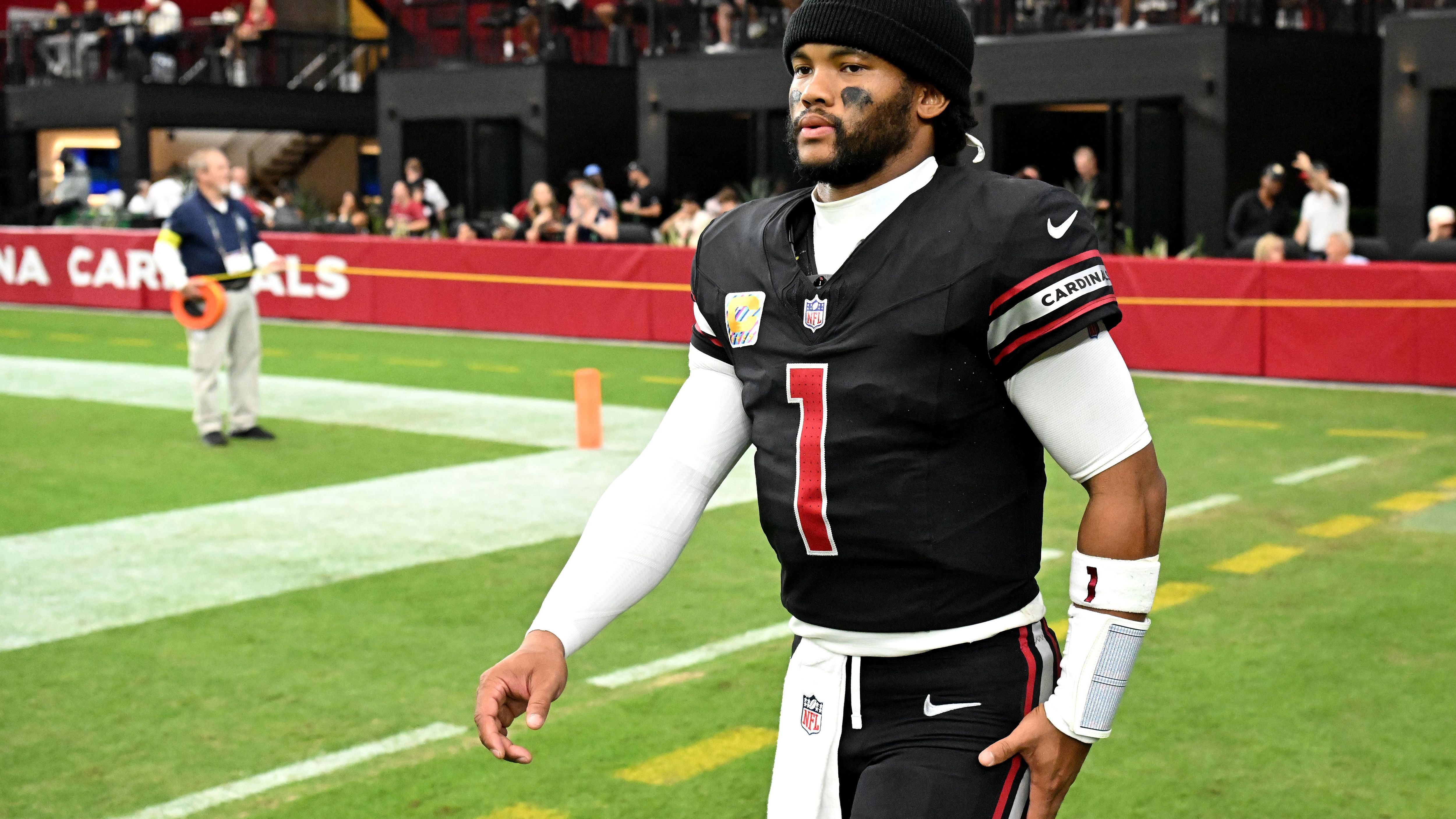 <strong>Kyler Murray (Arizona Cardinals)</strong><br>Kann Cardinals-Quarterback Kyler Murray in Week 7 auflaufen? Er ist zwar ins Training zurückgekehrt, sein Einsatz am Sonntag gegen die Green Bay Packers ist aber offiziell fraglich. Die Entwicklung wird bis zum Spiel weiter beobachtet, Head Coach Jonathan Gannon betonte, seinem Playmaker gehe es grundsätzlich gut. Sollte Murray ausfallen, würde Jacoby Brissett wieder als Starter auflaufen.