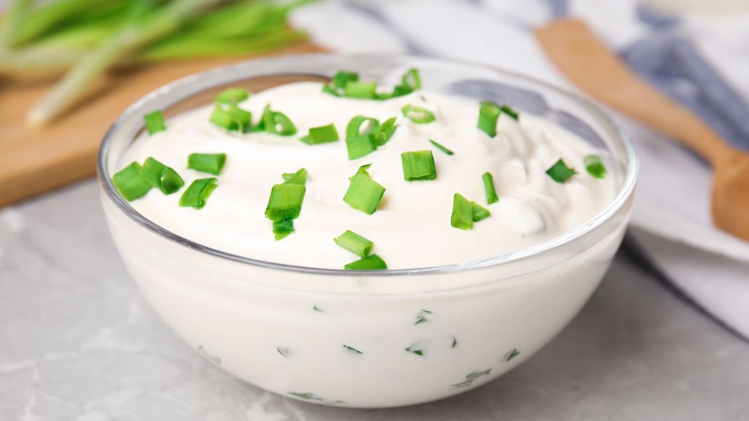 Schneller als mit diesem Joghurt-Schnittlauch-Dressing kannst du deinen Salat nicht perfektionieren.