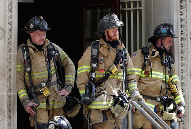 
                <strong>Feuerwerkskörper im Haus</strong><br>
                2011: Schere, Feuer, Licht, sind für kleine Marios nicht. Zehn Feuerwehrmänner müssen ein Feuer in Balotellis Wohnung löschen, nachdem Feuerwerkskörper im Bad gezündet wurden. Schaden: 400.000 Pfund.
              