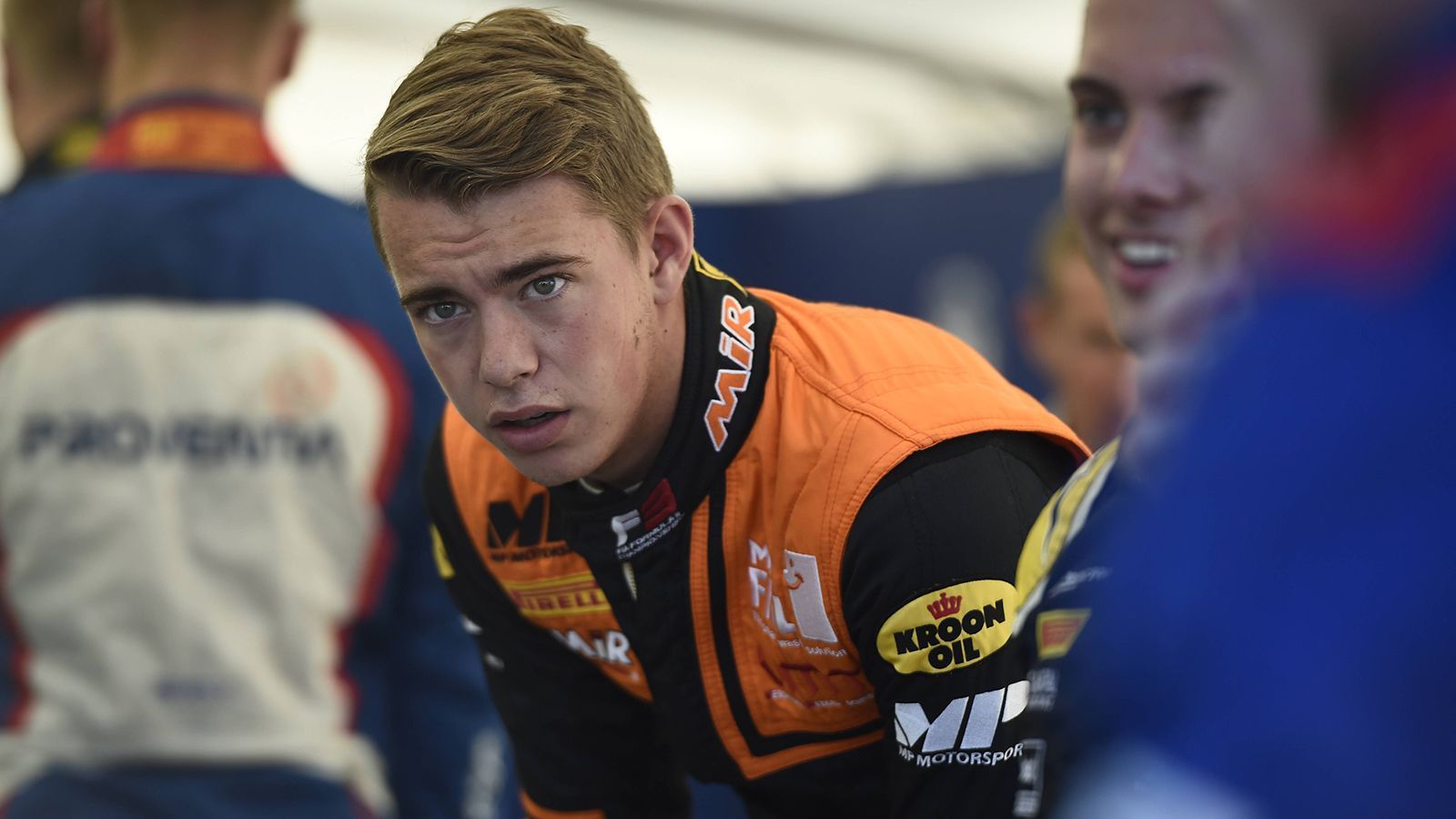 
                <strong>Richard Verschoor (MP Motorsport)</strong><br>
                Der 19-Jährige schaffte es bereits ins Juniorteam von Red Bull. 2016 holte er sowohl in der SMP Formel 4 als auch in der spanischen Formel 4 den Gesamtsieg. Es folgten durchwachsene Jahre, dann aber der Sieg beim Macau-Rennen im letzten Jahr. Der Niederländer steht mit einem Podiumsplatz bisher auf Rang 5 der Gesamtwertung der Formel 3.
              