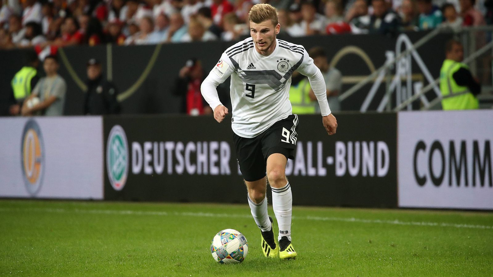 
                <strong>Timo Werner</strong><br>
                Zwar - wie immer - bemüht und engagiert, im Abschluss aber oft zu überhastet und somit in Summe glücklos. Vergibt seine erste Riesenchance ebenso frei wie kläglich (20.) und springt auch drei Minuten später knapp an einer Flanke vorbei. Sturmpartner Füllkrug stielt dem Leipziger mehr als deutlich die Show. ran-Note: 5
              