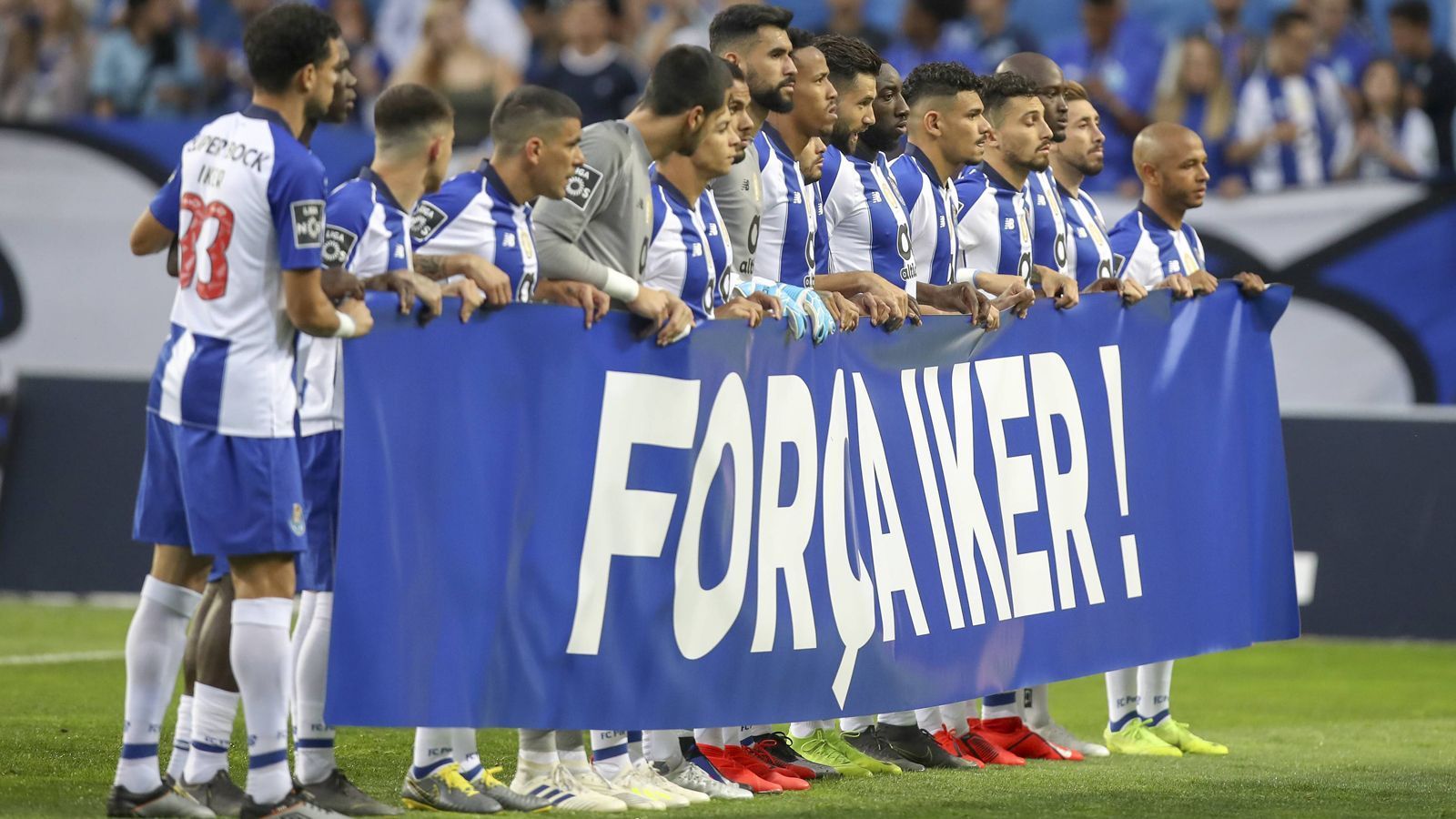 
                <strong>Nach Herzinfarkt: Porto solidarisiert sich mit Keeper Iker Casillas</strong><br>
                Das Heimspiel des FC Porto gegen Aves wurde zur großen Solidaritätskundgebung für Torhüter Iker Casillas. Der spanische Welt- und Europameister erlitt zuletzt im Training der Portugiesen einen Herzinfarkt, ist aber mittlerweile auf dem Wege der Besserung. ran.de zeigt, wie der Routinier von Fans und Spielern unter dem Motto "Forca Iker" ("Stärke Iker") in Porto gefeiert wurde.
              