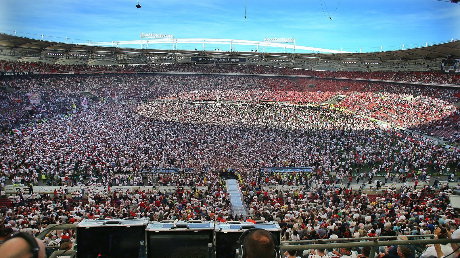 
                <strong>Platzsturm in Stuttgart! </strong><br>
                Rettung in letzter Minute! Der VfB Stuttgart erzielt in der Nachspielzeit den 2:1-Siegtreffer gegen den 1. FC Köln und sichert sich so den direkten Klassenerhalt. Nach dem Abpfiff gibt es bei den Schwaben kein Halten mehr. Die Fans des VfB stürmen den Rasen und feiern mit der Mannschaft die Rettung.
              