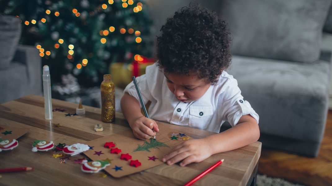 Der Kreativität Ihres Kindes sind beim Weihnachtskarten basteln keine Grenzen gesetzt.