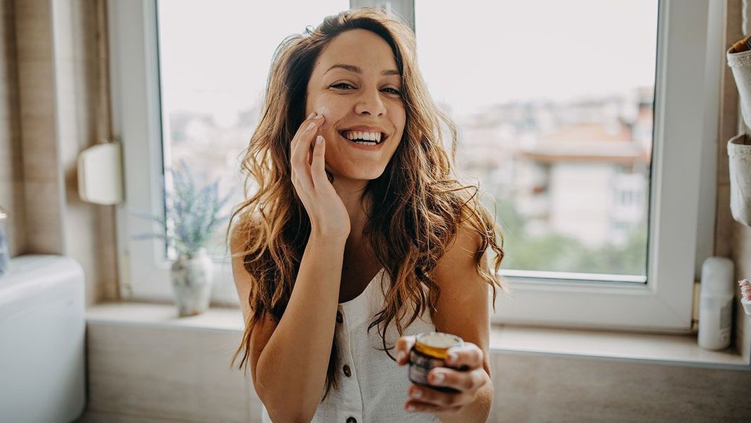 Eine Creme mit Azelainsäure hilft Pigmentflecken und große Poren zu kaschieren, Falten und Akne vorzubeugen und wirkt pflegend für ein reines Hautbild. Mehr zum Thema "das Must-have gegen Pigmentflecken, Falten, Akne und große Poren" lest Ihr im Artikel. 