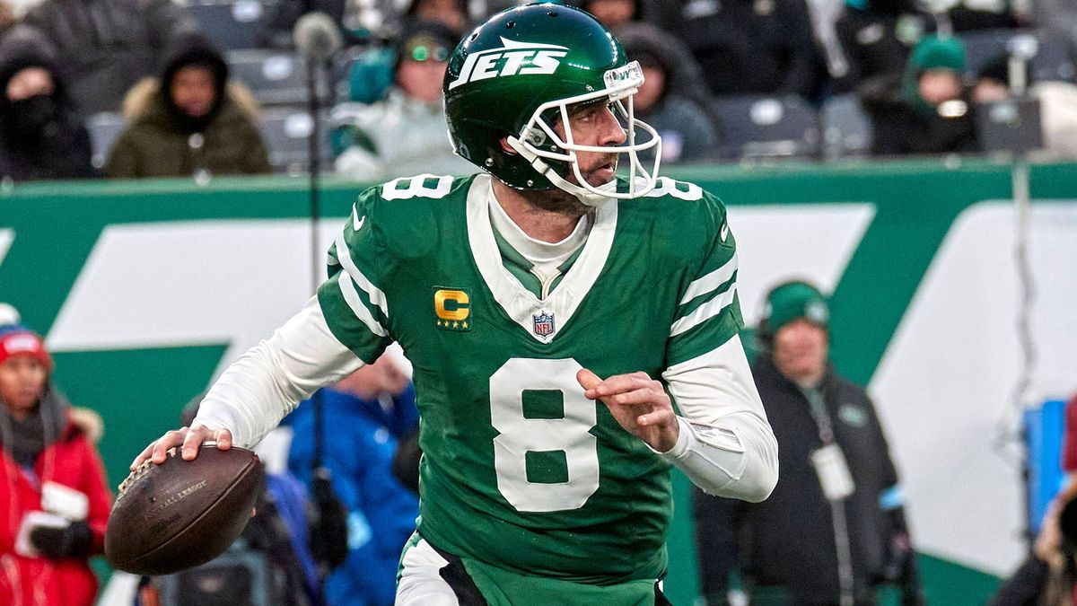 NFL, American Football Herren, USA 2025: Dolphins vs Jets JAN 05 New York Jets quarterback Aaron Rodgers (8) looks to pass against the Miami Dolphins during a NFL game at MetLife Stadium in East Ru...