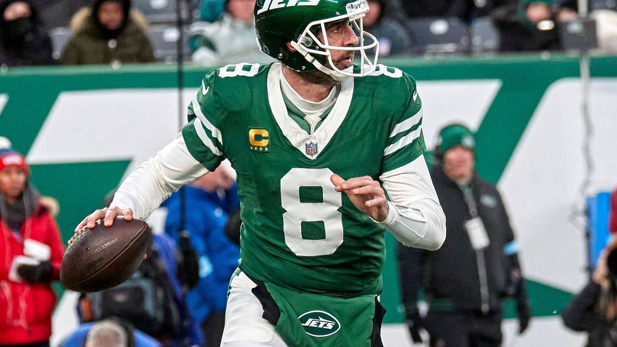 NFL, American Football Herren, USA 2025: Dolphins vs Jets JAN 05 New York Jets quarterback Aaron Rodgers (8) looks to pass against the Miami Dolphins during a NFL game at MetLife Stadium in East Ru...