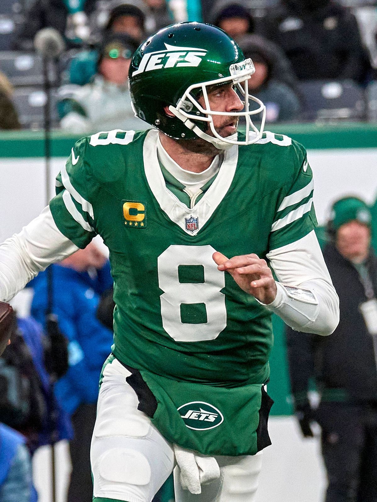 NFL, American Football Herren, USA 2025: Dolphins vs Jets JAN 05 New York Jets quarterback Aaron Rodgers (8) looks to pass against the Miami Dolphins during a NFL game at MetLife Stadium in East Ru...