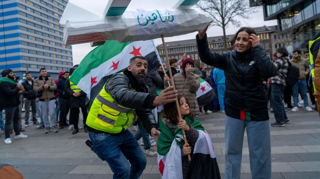 Während die Menschen das Ende des Assad-Regimes, hier in Duisburg, feiern, debattiert die Politik bereits über Rückführungen.