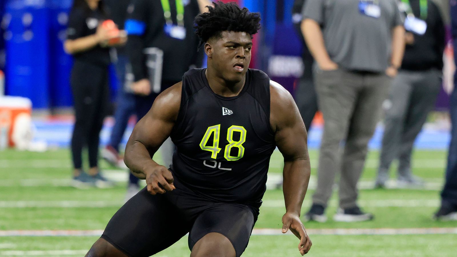 
                <strong>16. Pick: New Orleans Saints - Tyler Smith, OT, Tulsa</strong><br>
                Groß, jung und beweglich. Das ist Offensive Tackle Tyler Smith. Und das braucht, wer auch immer am Ende bei den New Orleans Saints als Quarterback startet, als Schutz, um erfolgreich den Ball zu werfen.
              