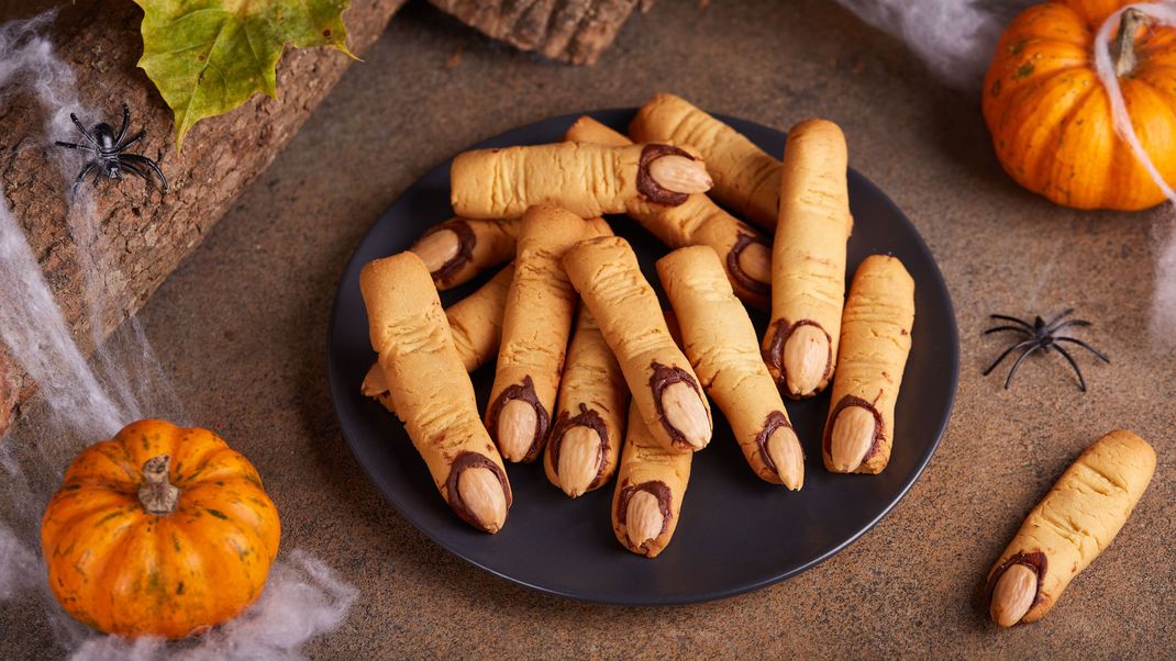 Sind sie nicht gruselig, die Hexenfinger? Einfach perfekt für dein Halloween-Partybuffet!