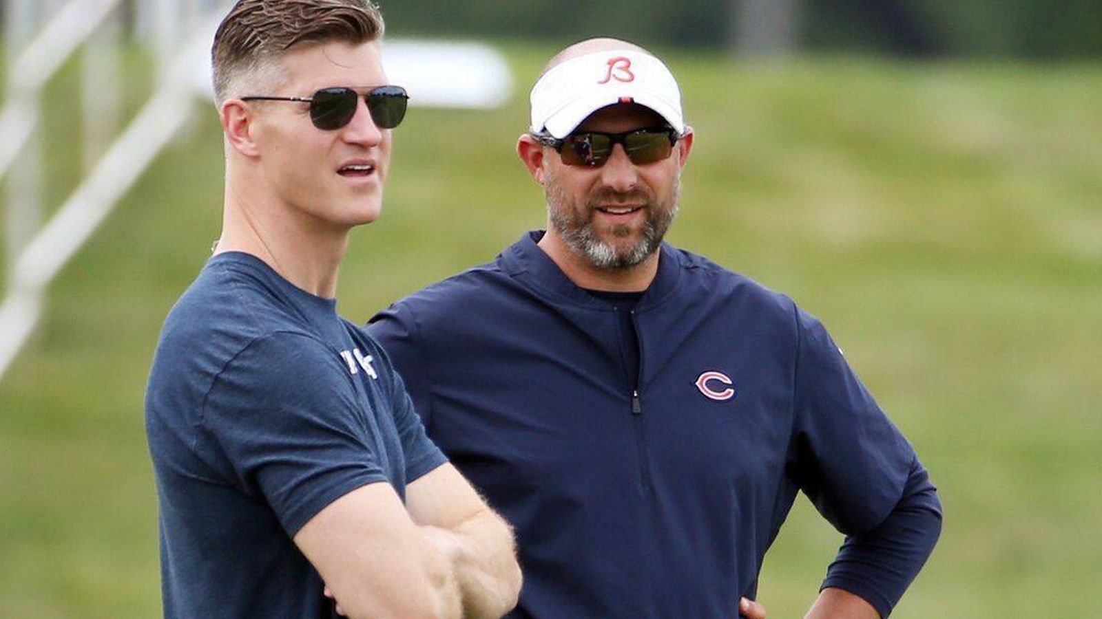 
                <strong>Chicago Bears: Head Coch Matt Nagy und General Manager Ryan Pace</strong><br>
                Umbruch in Chicago. Nach vier Saisons in der "Windy City" muss Matt Nagy die Bears verlassen. Der 43-Jährige führte die Franchise in diesen vier Jahren zweimal in die Playoffs, verlor jedoch beide Spiele. Seine komplette Bilanz in Chicago: 34-31. Zudem muss auch Ryan Pace seine Koffer packen. Der General Manager war seit 2015 im Amt und war unter anderem für den "Draft-Day-Trade" um Mitchell Trubisky verantwortlich. Die Verpflichtung des Quarterbacks entpuppte sich jedoch als großes Missverständnis.
              