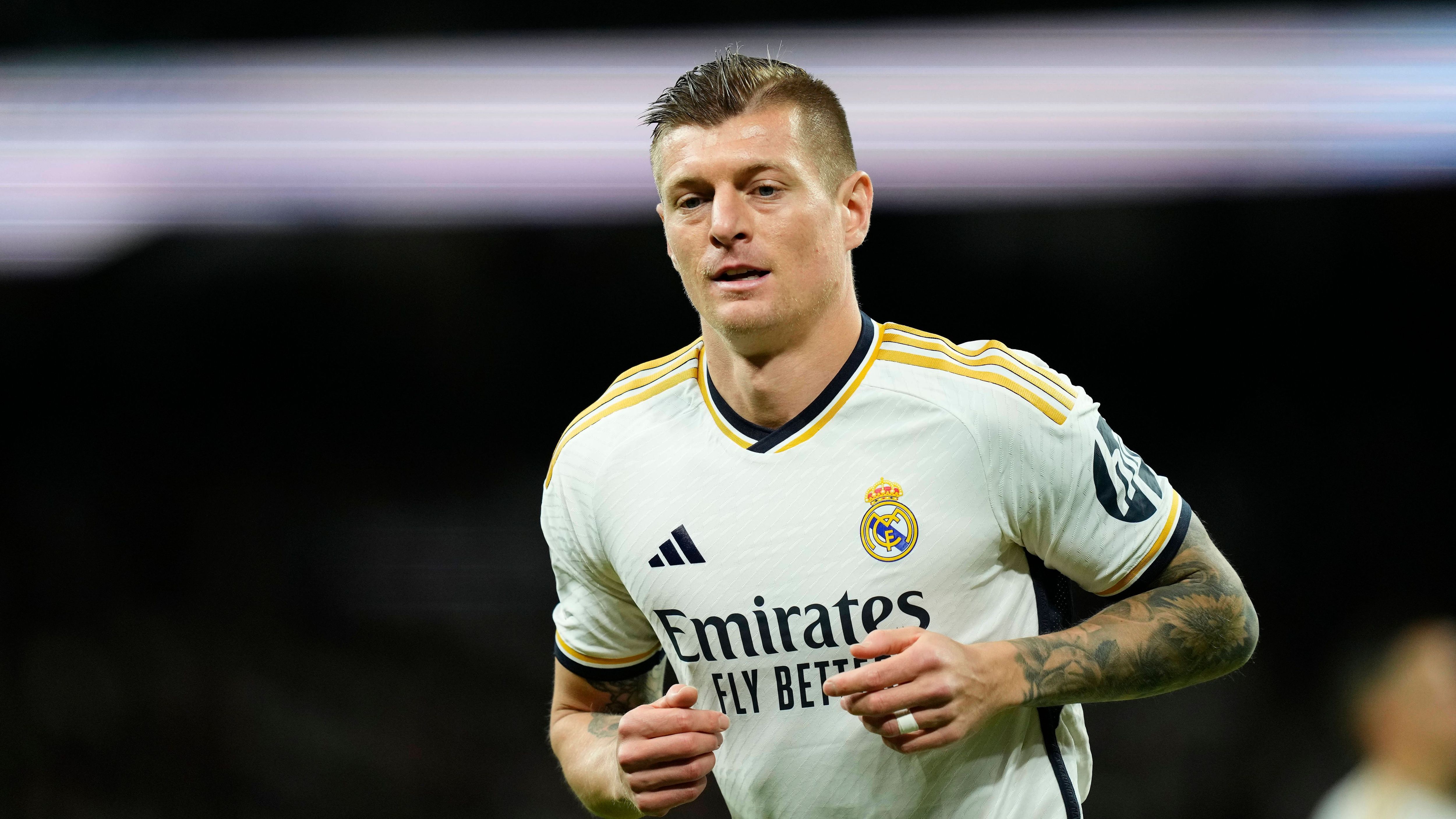 <strong>Toni Kroos (Defensives Mittelfeld, Zentrum) - sicher dabei</strong><br>Drei Jahre nach seinem Rücktritt aus der Nationalmannschaft verkündete Toni Kroos schon im Februar sein Comeback. Auf Wunsch des Bundestrainers schlüpft der Real-Star wieder ins DFB-Trikot. Fest steht: Kroos kehrt sicher nicht als Joker zurück, er ist ein Kandidat für die Startelf.&nbsp;