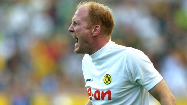 
                <strong>Matthias Sammer anno 2002</strong><br>
                Mit 33 Jahren und verkündete Sammer sein Karriereende. Eine langwierige Knieverletzung drängte ihn dazu. Aber der Champions-League-Sieger von 1997 blieb dem Fußball treu und gewann zwei Jahre später als jüngster Trainer aller Zeiten die deutsche Meisterschaft mit dem BVB.
              