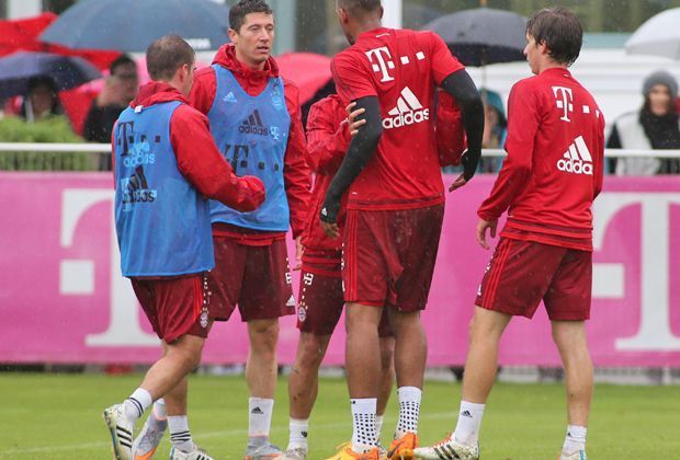 
                <strong>Bayern-Zoff im Training</strong><br>
                Nach drei Bundesliga-Pleiten in Folge schien es so, als sei beim FC Bayern München die Luft raus. Doch im Training ist noch richtig Feuer! Nach einer Grätsche von Jerome Boateng gegen Robert Lewandowski bauen sich die Beiden voreinander auf.
              