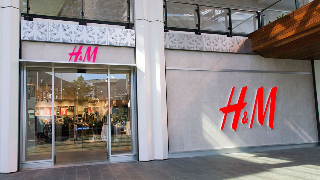 H&M startete schwach ins dritte Geschäftsquartal, mit einem Umsatzrückgang von sechs Prozent im Juni.