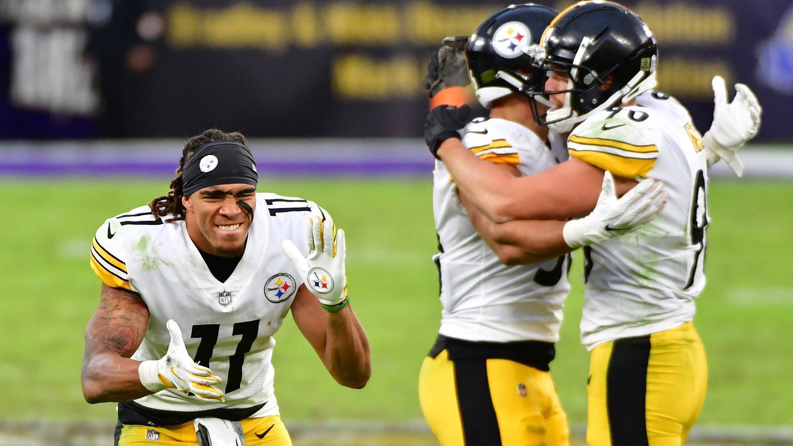 
                <strong>Jetzt auch Ravens bezwungen: Der Höhenflug der Pittsburgh Steelers</strong><br>
                Die Pittsburgh Steelers schlagen auch die Baltimore Ravens um MVP Lamar Jackson und bleiben das einzig ungeschlagene Team der NFL. Schon der Sieg gegen die Tennessee Titans in der Woche zuvor war beeindruckend, aber spätestens mit diesem Erfolg haben "Big Ben" und Co. gezeigt, dass der gute Start kein Zufall war. Die Zeichen für eine spektakuläre und erfolgreiche Saison stehen gut.
              