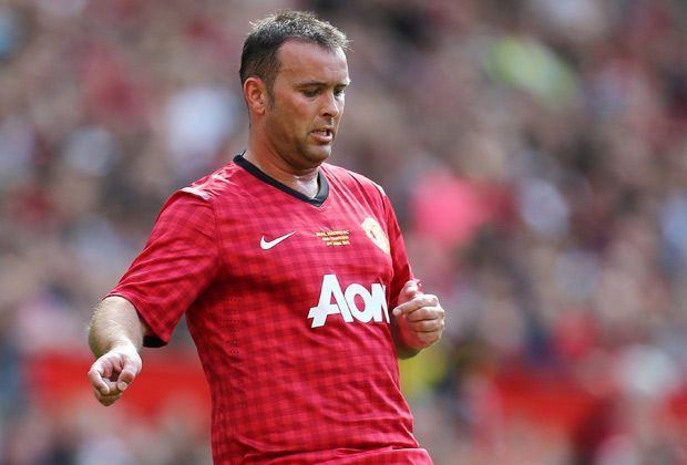 
                <strong>Ben Thornley</strong><br>
                Mit 18 Jahren begann die Karriere von Ben Thornley bei Manchester United. Fünf Jahre war der Mittelfeldspieler an den Verein gebunden, fand nach zwei Ausleihen sein Glück bei Huddersfield Town, für die er 99 Spiele absolvierte.
              