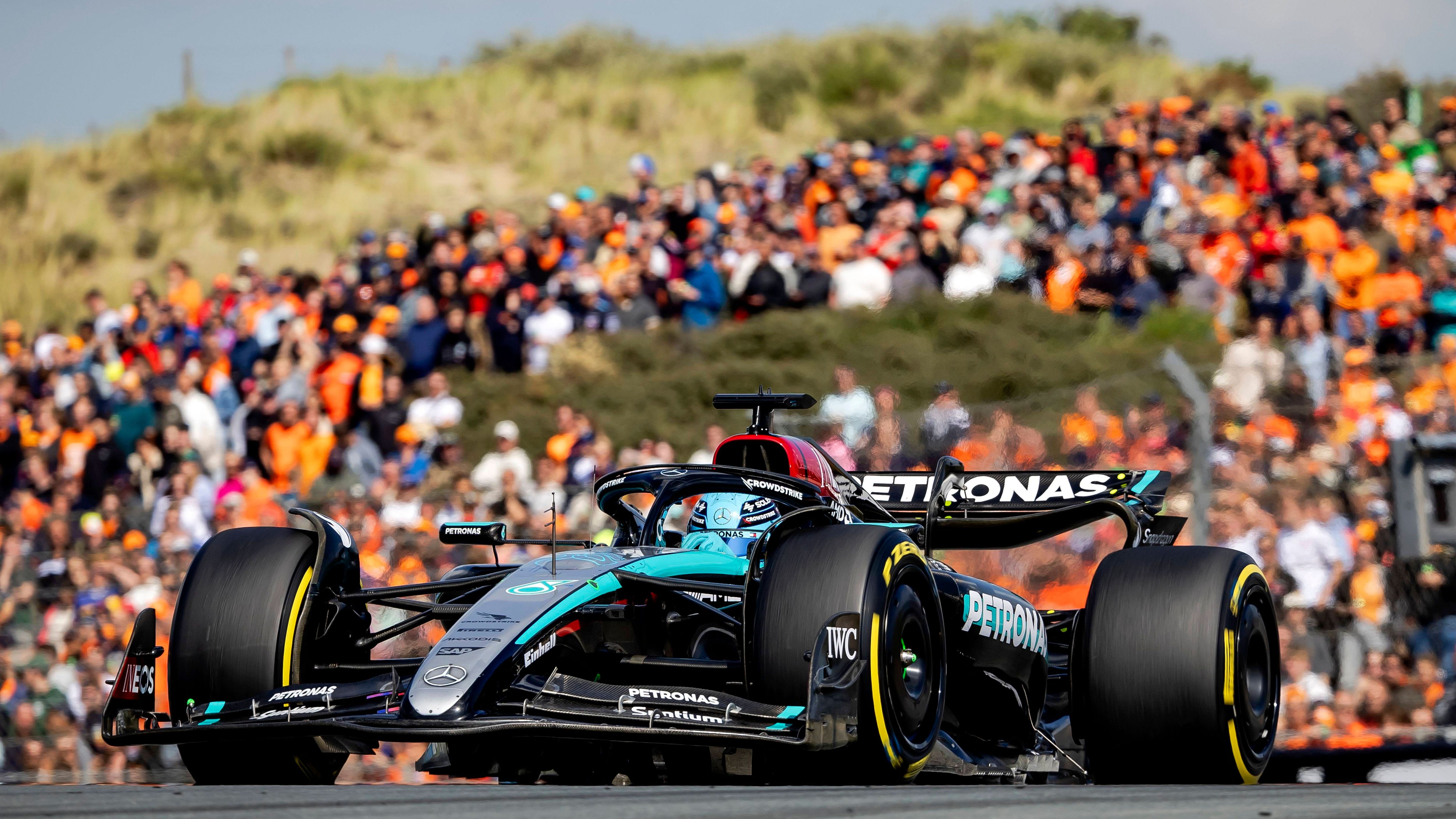 <strong>Verlierer: </strong><strong>Mercedes<br></strong>Nach dem Sieg in Belgien setzt es mit Platz sieben und acht im Nachbarland einen herben Dämpfer für Mercedes. Während Lewis Hamilton immerhin noch von Startplatz 14 vorfährt, wird es für den zwischenzeitlich auf drei liegenden George Russell richtig ärgerlich. Wegen des hohen Reifenverschleißes muss er noch ein zweites Mal an die Box und wird so noch chancenlos auf Rang sieben durchgereicht. Zitat Russell zum Auto: "Wie ein Stein."