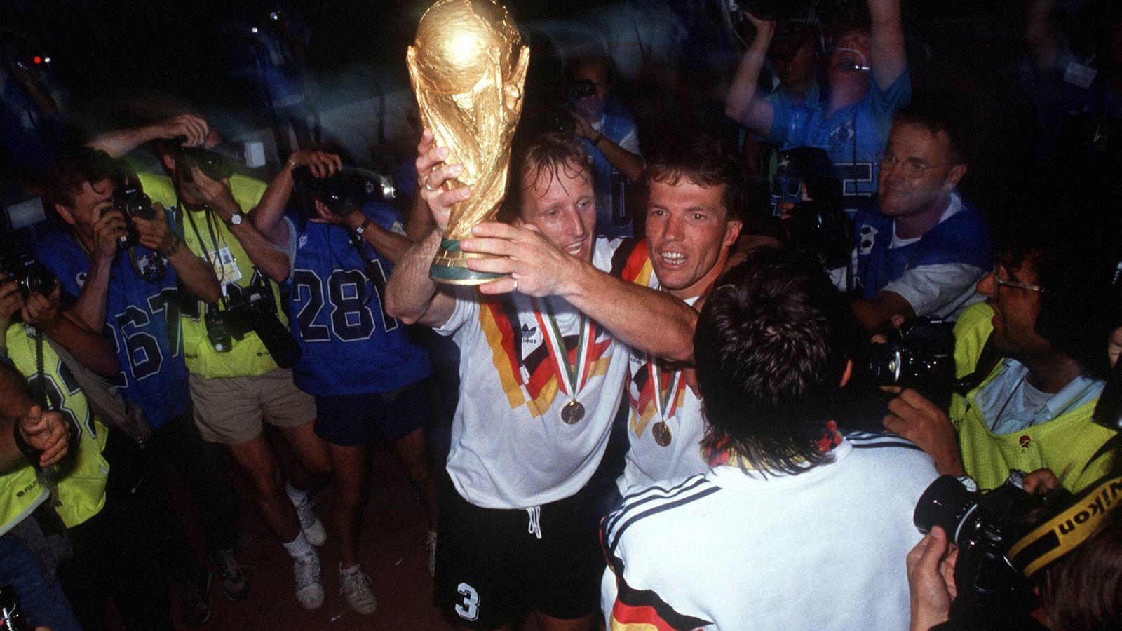 
                <strong>WM-Finale 1990: Argentinien - Deutschland</strong><br>
                Kapitän Matthäus und Siegtorschütze Brehme können ihr Glück kaum glauben.
              