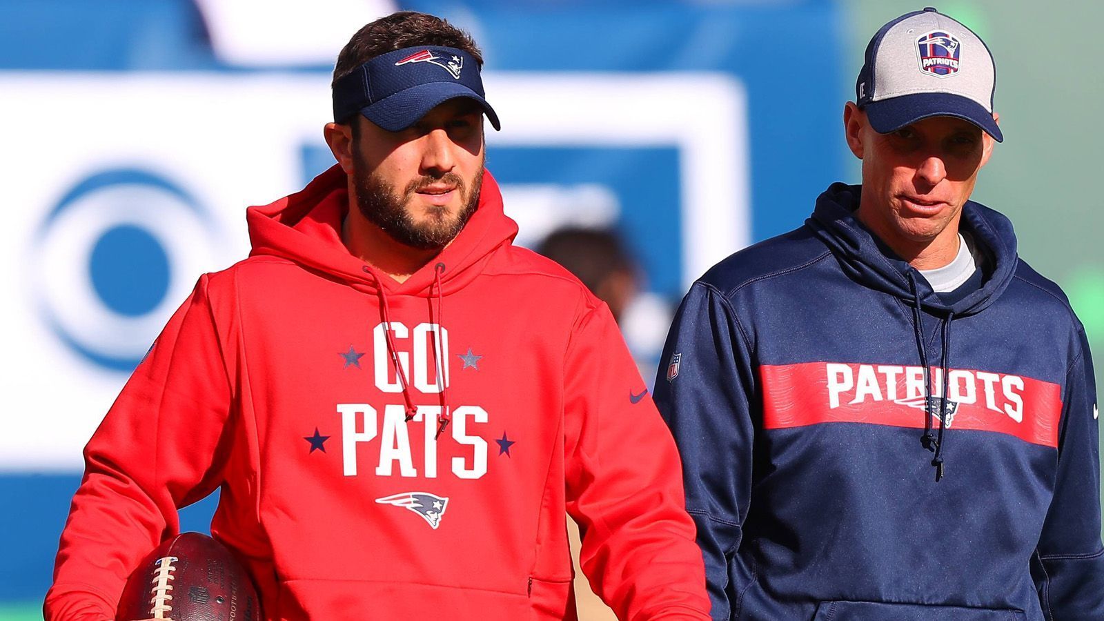 
                <strong>Nick Caley - Tight Ends Coach (New England Patriots)</strong><br>
                Nick Caley ist das Küken in Belichicks Coaching Staff. Der 36-Jährige aus dem Bundesstaat Ohio macht seine zweite Saison in Boston als Tight Ends Coach. In seiner ersten Saison verhalf er Rob Gronkowski zu seinem fünften Pro Bowl Auftritt. Zuvor trainierte er zehn Jahre im College Football.
              