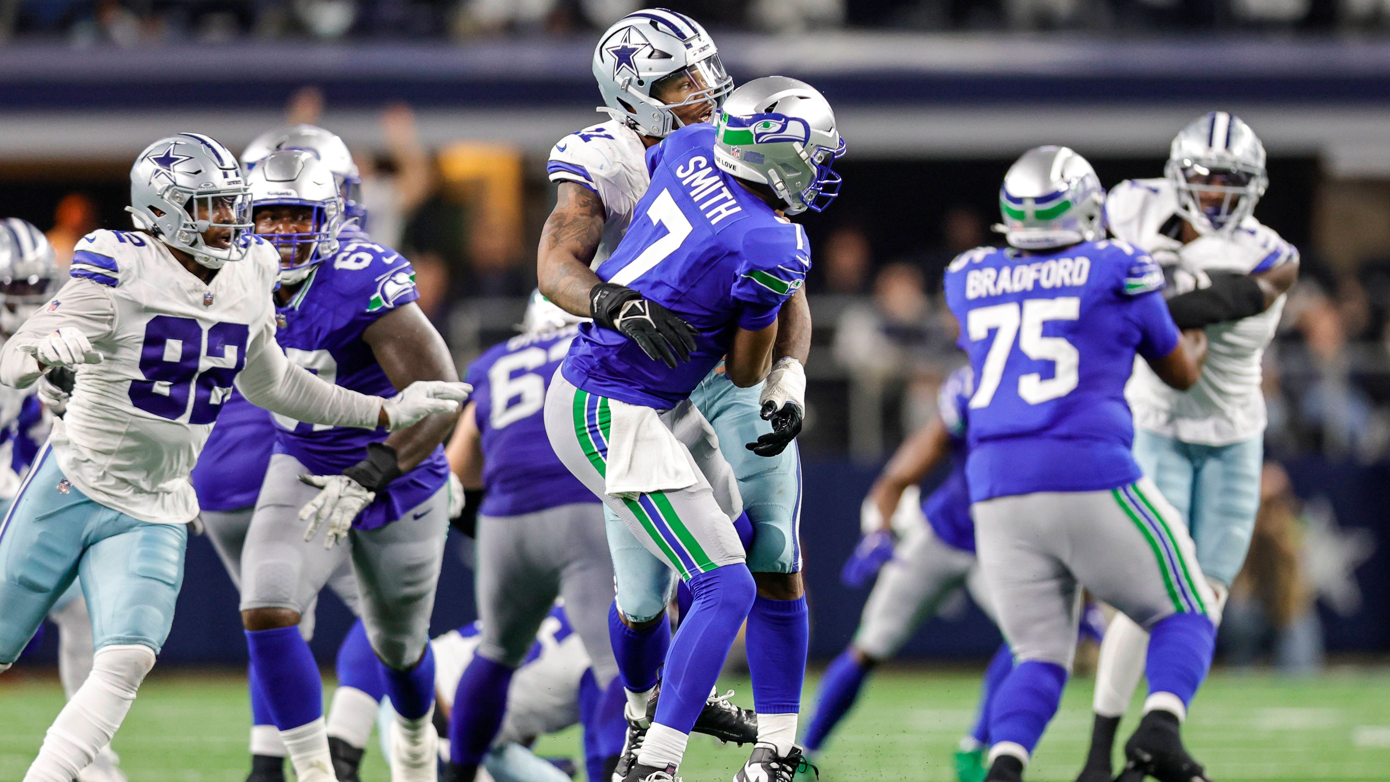 <strong>Keine leichten Gegner mehr</strong> <br>Die Dallas Cowboys hatten während ihrer ersten elf Spiele in der laufenden Saison einen historisch leichten Spielplan. Doch damit ist nun Schluss. Die Seahawks waren das erste .500-Team (oder besser), das America's Team in der aktuellen Spielzeit geschlagen hat. Mit dem Sieg beginnt eine Serie von fünf schwierigen Partien in Folge. So warten als nächstes die Eagles, Bills, Dolphins und Lions.