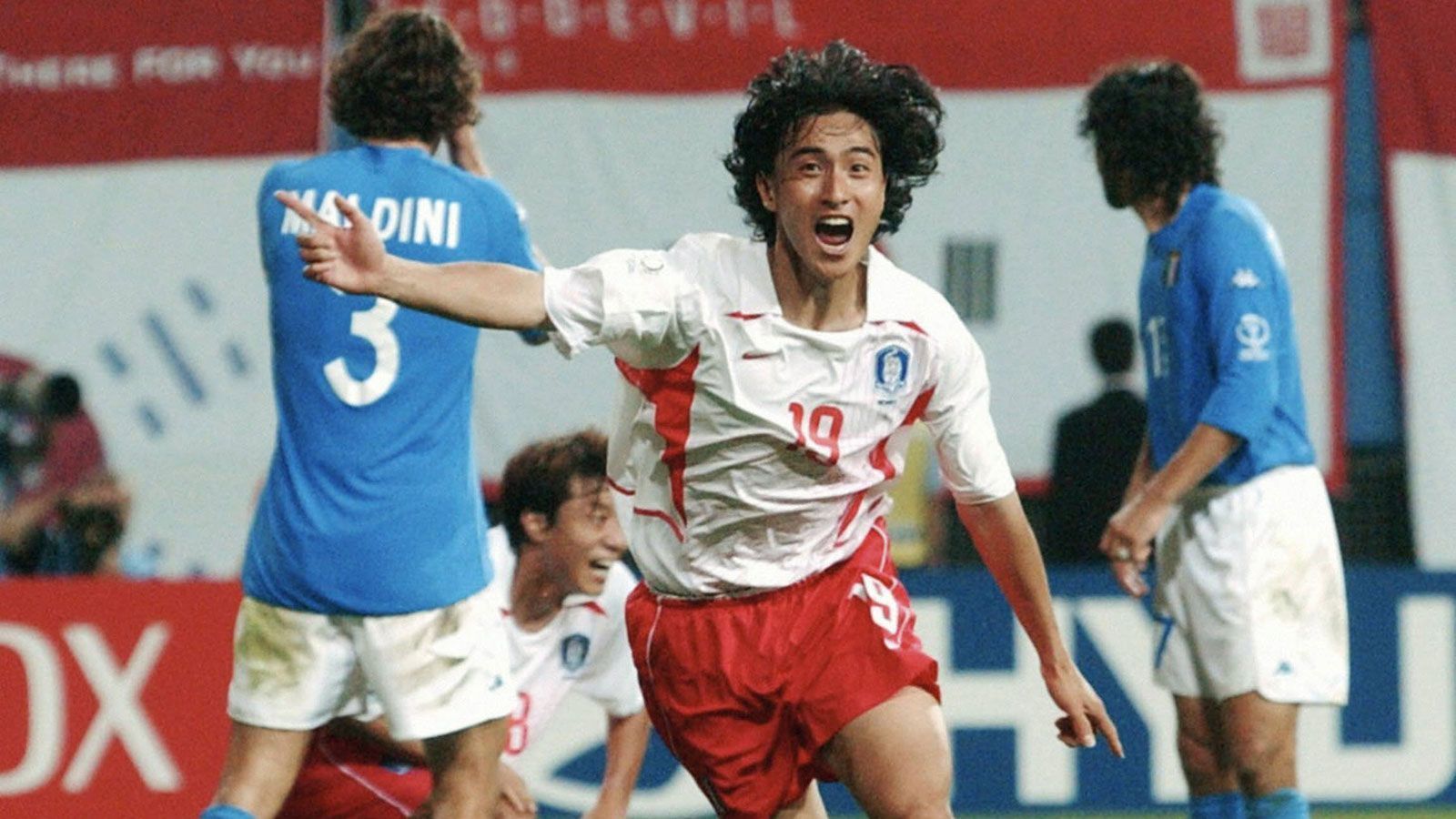 
                <strong>Jung-Hwan Ahn (Südkorea)</strong><br>
                WM 2002 in Japan und Südkorea: Er galt als der Beckham von Südkorea und versetzte bei der Heim-WM 2002 ein ganzes Land in Schockstarre. Im Achtelfinale gegen Italien erzielte Ahn in der Nachspielzeit das entscheidende Golden Goal – und musste daraufhin seinen Verein, den AC Perugia, verlassen. Klubpräsident Luciano Gaucci soll damals gesagt haben: "Ich werde nicht das Gehalt eines Spielers zahlen, der den italienischen Fußball ruiniert hat." Der Verein nahm diese Aussage zwar wieder zurück, eine Zukunft hatte Ahn in Perugia trotzdem nicht.  
              