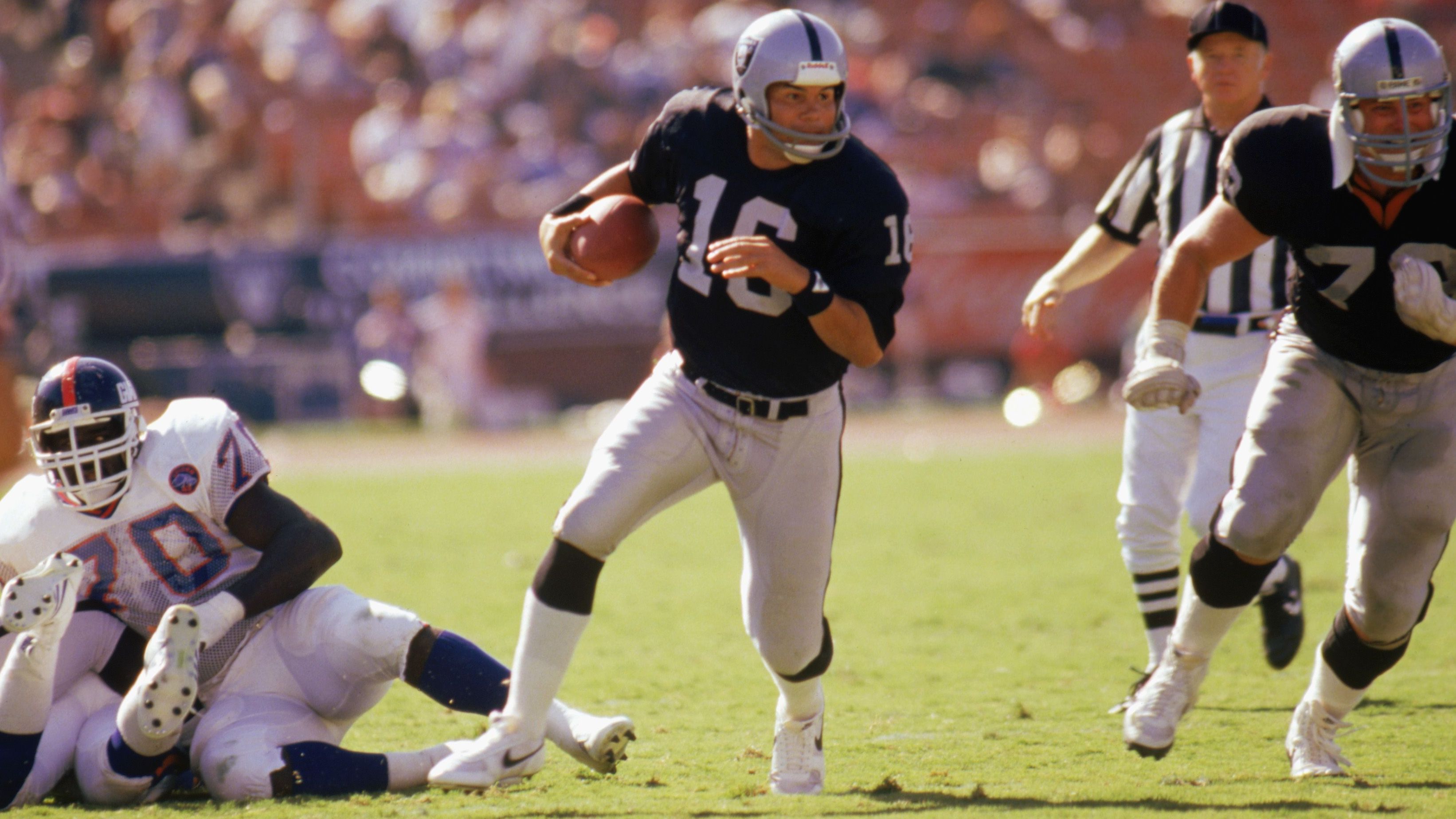<strong>Platz 11: Jim Plunkett zu den Oakland Raiders (1978)</strong><br>Plunkett ließ seine Karriere bei den Raiders wieder aufleben, führte sie zu zwei Super-Bowl-Siegen und wurde zum Super-Bowl-MVP gekürt.