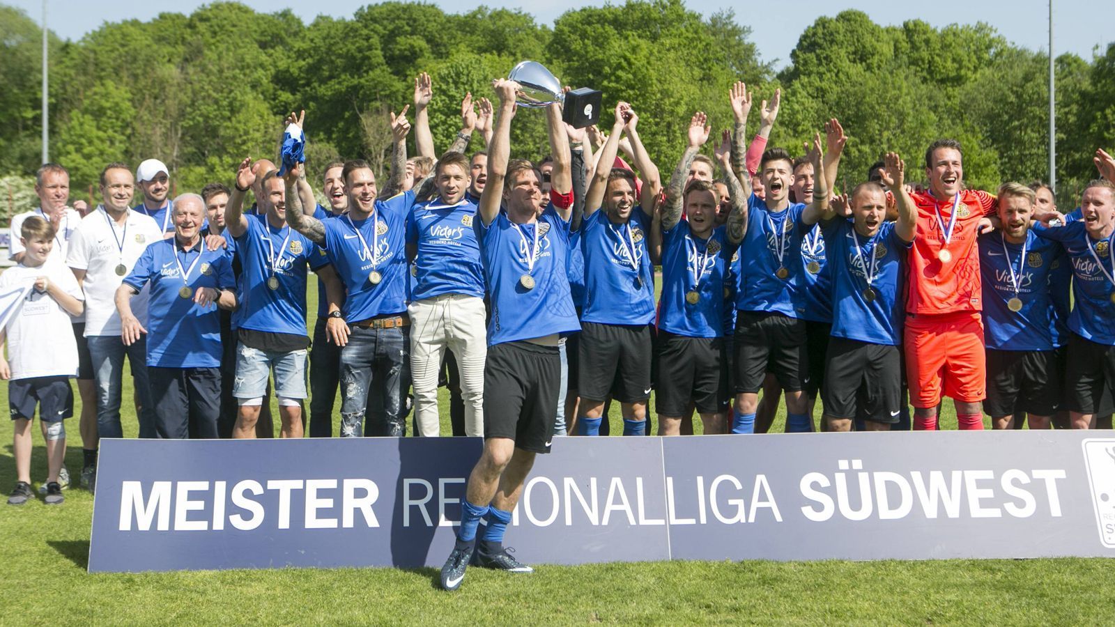 
                <strong>1. FC Saarbrücken – Nach vier Jahren zurück in Liga 3?</strong><br>
                Nun möchte die Mannschaft von Trainer Dirk Lottner zurück in die 3. Liga, wo der Verein bereits von 2010 bis 2014 spielte. Bekannteste Spieler im Kader sind Torwart Daniel Batz und Mittelfeldspieler Markus Mendler, die für den SC Freiburg bzw. 1. FC Nürnberg bereits in der Bundesliga gespielt haben.
              