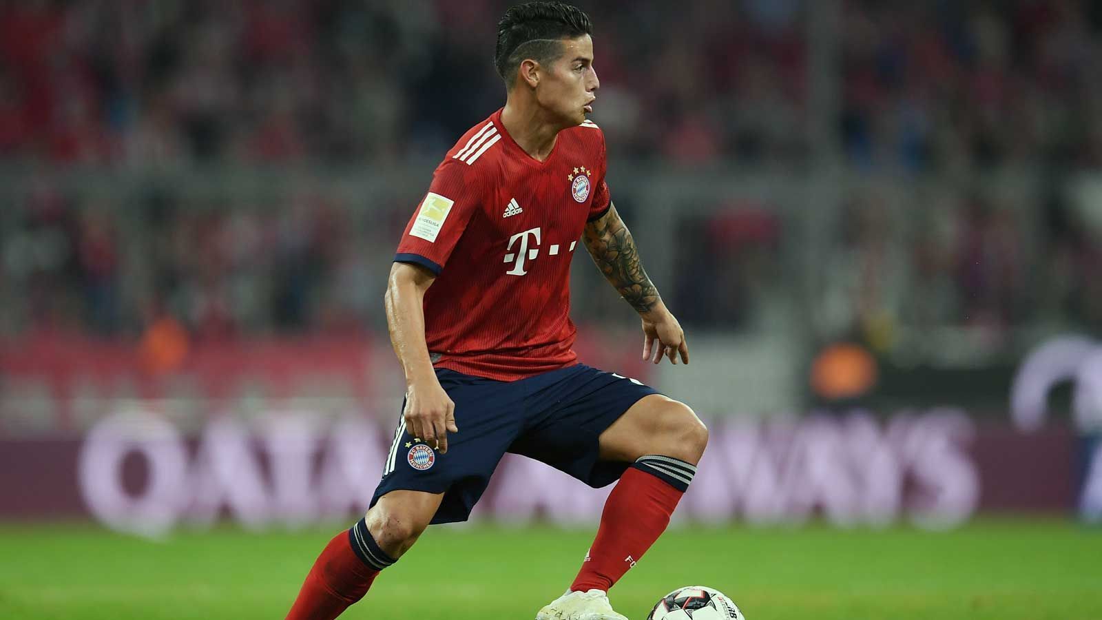 
                <strong>Mittelfeld - James Rodriguez (FC Bayern München)</strong><br>
                Anders als in der Personalie Kovacic hat sich Real bei James Rodriguez bereits von Vornherein mit Leihverein Bayern München auf eine Kaufoption verständigt. Während es in der Vorsaison so aussah, als ob diese mit großer Wahrscheinlichkeit gezogen wird, lässt die aktuelle Entwicklung rund um den Kolumbianer wohl doch Zweifel aufkommen. Zuletzt war James oftmals nur Joker und über diese Rolle sichtlich erzürnt. Dabei berichtete der "Kicker" zuletzt, dass die Rahmenbedingungen zwischen den Münchnern und dem Nationalspieler für eine Weiterbeschäftigung über 2019 hinaus längst geklärt sein sollen. Zumindest in der Nationalmannschaft konnte der 27-Jährige für Frustabbau sorgen. Beim 4:2-Sieg Kolumbiens gegen die USA erzielte der Spielmacher ein Traumtor.
              