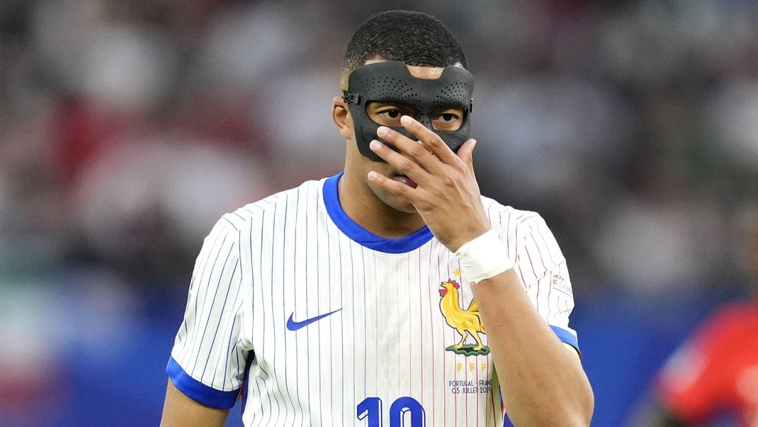 Portugal v France - UEFA EURO, EM, Europameisterschaft,Fussball 2024 - Quarter Final - Volksparkstadion France s Kylian Mbappe with a protective mask on during the UEFA Euro 2024, quarter-final match at the Volksparkstadion, Hamburg, Germany. Picture date: Friday July 5, 2024. Use subject to restrictions. Editorial use only, no commercial use without prior consent from rights holder. PUBLICATIONxNOTxINxUKxIRL Copyright: xNickxPottsx 76760293