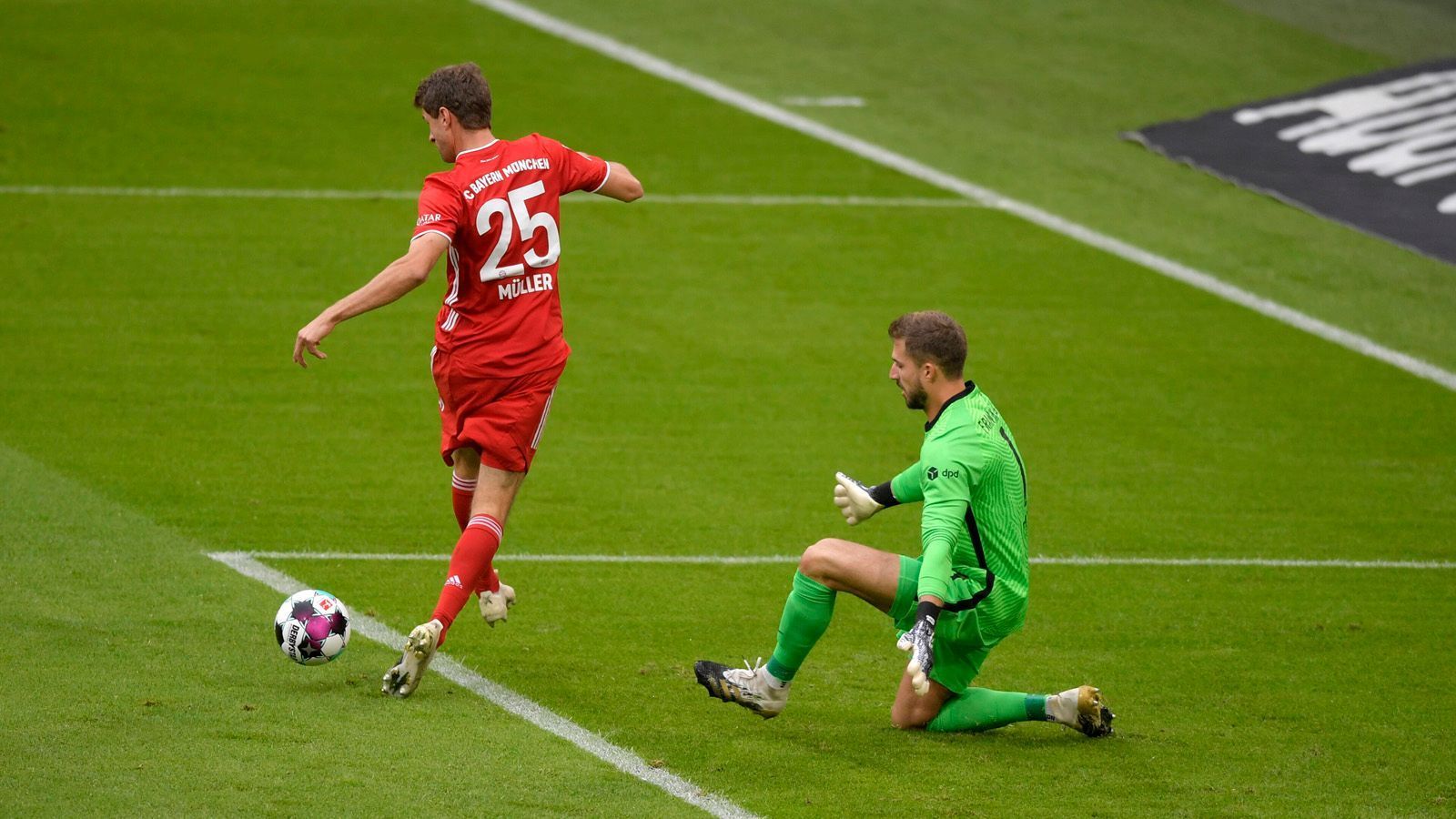 
                <strong>Thomas Müller</strong><br>
                Laut- und laufstark - gibt verbal bei Bayern wie immer den Ton an. Bereitet in der 10. Minute gemeinsam mit Coman das 1:0 durch Lewandowski vor. Sorgt auch selbst immer wieder für Torgefahr. Leistet sich aber auch immer wieder kleine Stolperer, wie in der 8. Minute, als ein misslungener Hackentrick ein gute Chance vereitelt. Trotzdem eine gute Leistung. In der 68. Minute für Martinez ausgewechselt. ran-Note: 2
              