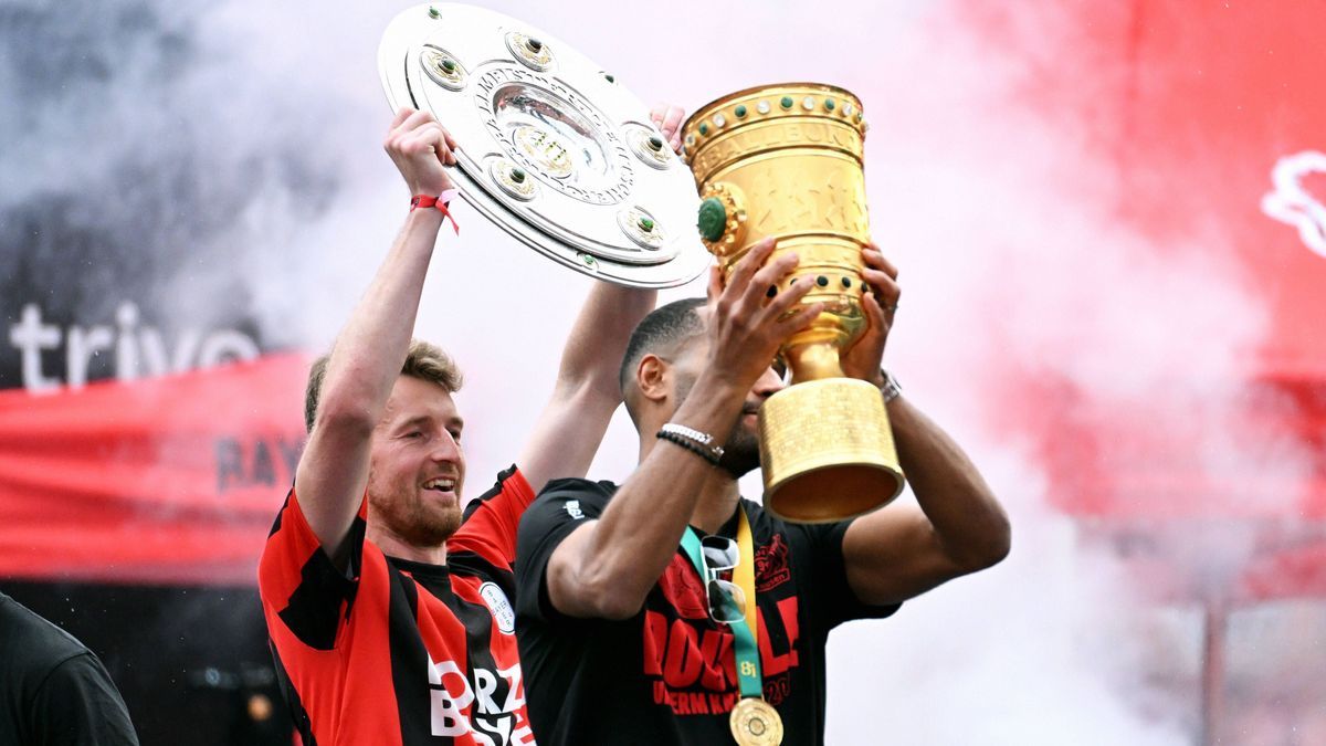 Fussball, , Deutschland, Herren, Saison 2023 2024, Coming Home, BayArena Leverkusen, Bayer Leverkusen feiert das Double; Lukas Hradecky (LEV) und Jonathan Tah (LEV) mit der Meisterschale und den DF...